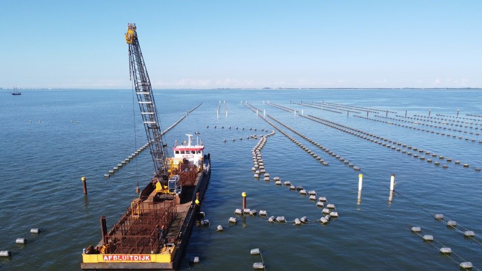 Waterbouwer helpt mosselkweker