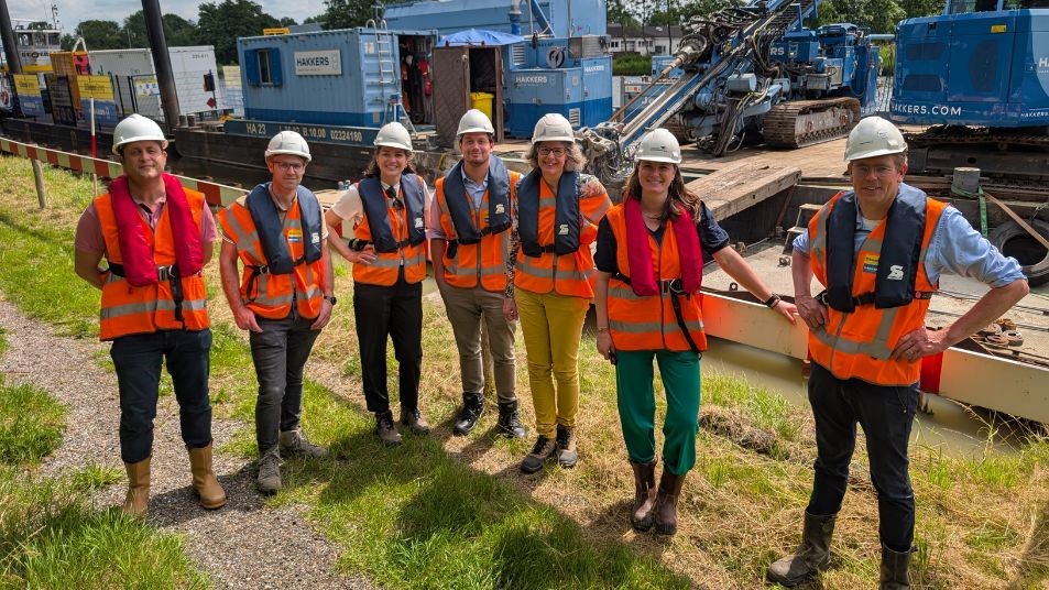 Werkbezoek ministerie aan project Hoofdvaarweg Lemmer–Delfzijl- focus op emissieloos werken