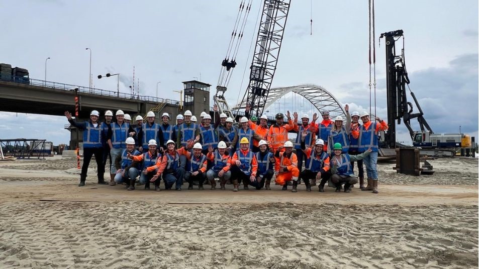 Jonge waterbouwers bezoeken project Nieuwe Merwedebrug